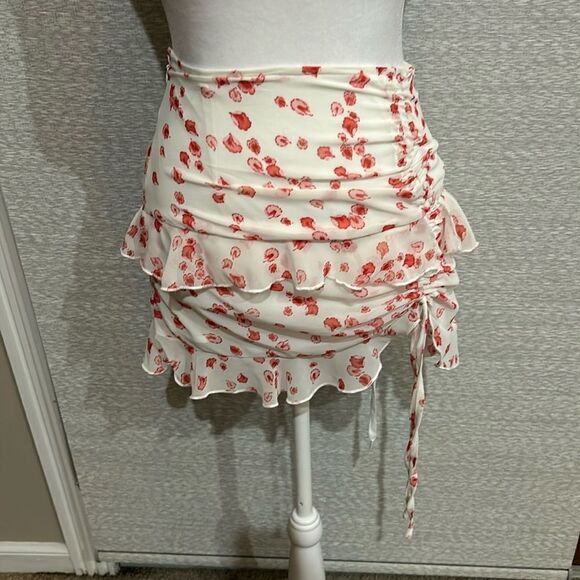 Princess Polly floral skirt. Size 4 - Picture 1 of 3